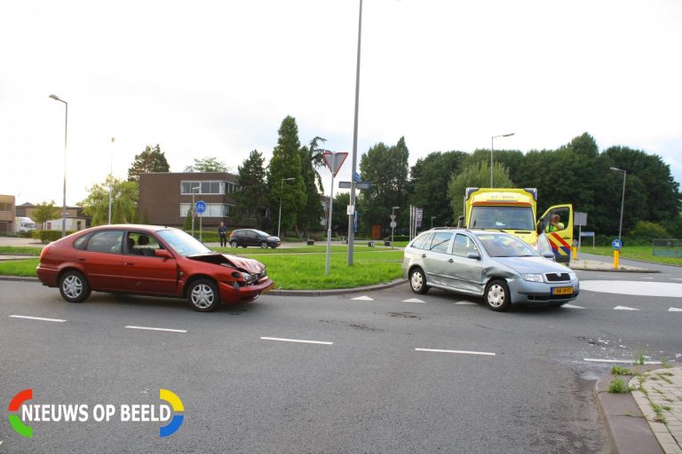 Aanrijding tussen twee personenauto’s Fairoaksbaan Rotterdam