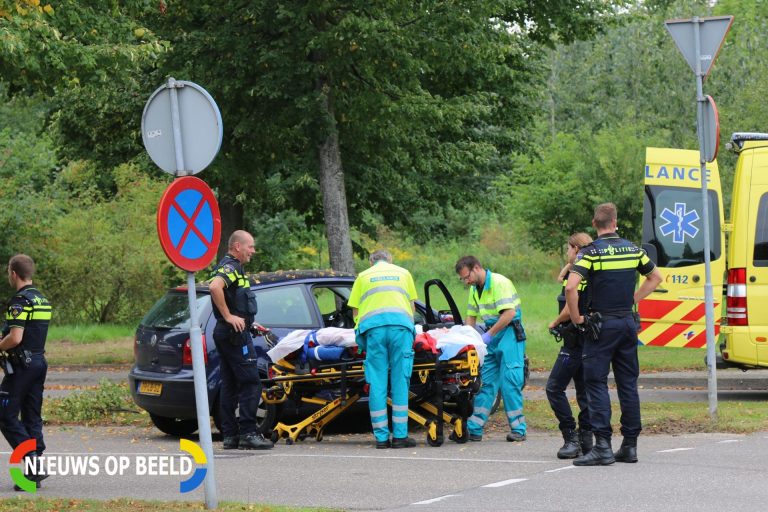 Gewonde nadat auto tegen boom klapt Op de Geer Sittard