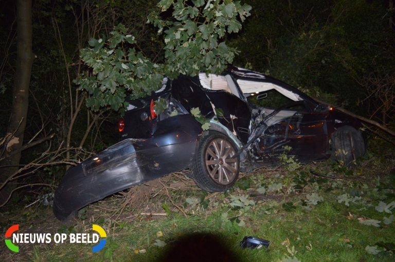 Auto schiet door middenberm en belandt naast fietspad Schenkelweg Spijkenisse