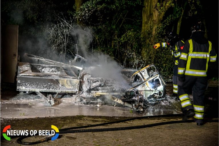 Brandweer blust twee in brand gevlogen aanhangers Ruigeplaatbos Hoogvliet