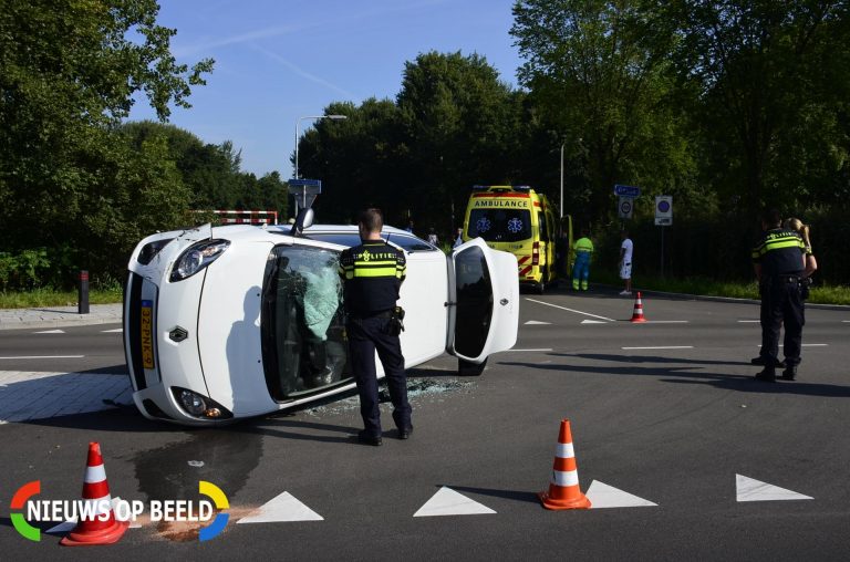Auto belandt op zijn kant na aanrijding Goudse Houtsingel Gouda