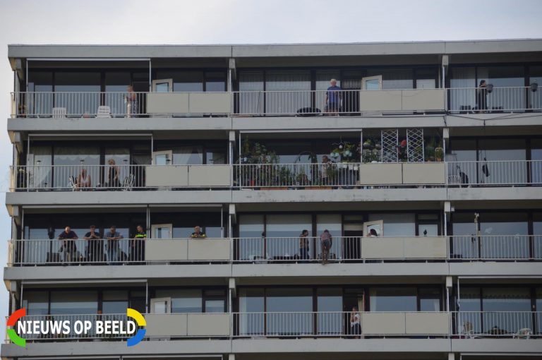 Verwarde man houdt hulpdiensten de hele dag bezig Debijeweg Rotterdam (video)