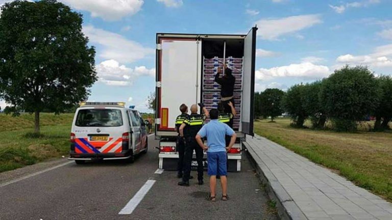 Vrachtwagen met Iraniërs langs de kant gezet A29 Klaaswaal