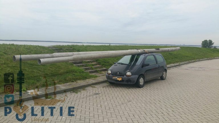 Dronken bestuurder rijdt letterlijk met de lamp in Lelystad