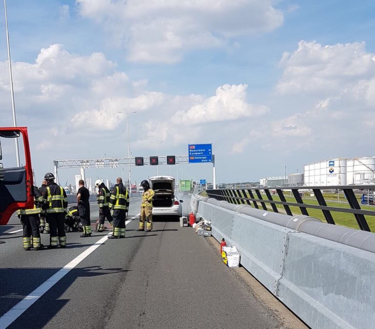 Snelweg A15 dicht door autobrand Rozenburg