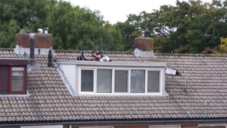 Woninginbreker verstopt zich in kast en kompanen trachten te vluchten via het dak na inbraak Saffraandonk Spijkenisse