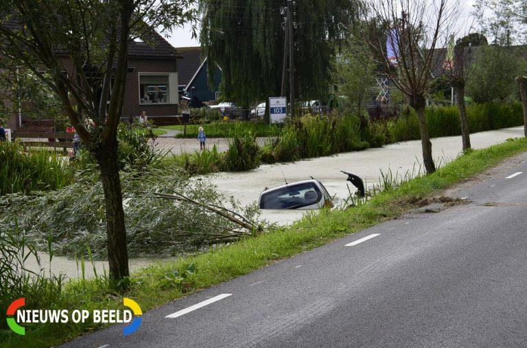 Auto belandt in sloot na botsing tegen boom en elektriciteitsmast Benedenkerkseweg Stolwijk