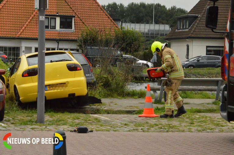 Flinke schade na botsing tussen twee auto’s Prins Bernhardkade Rotterdam