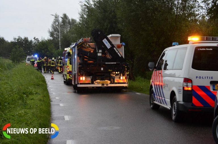 Persoon bekneld in auto na botsing tegen boom Goudseweg Stolwijk