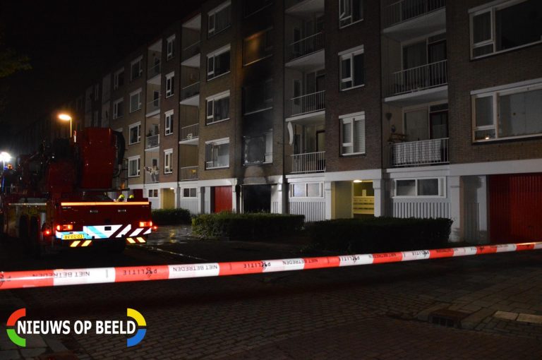 Meerdere woningen ontruimd door uitslaande brand in garage Coornhertstraat Vlaardingen