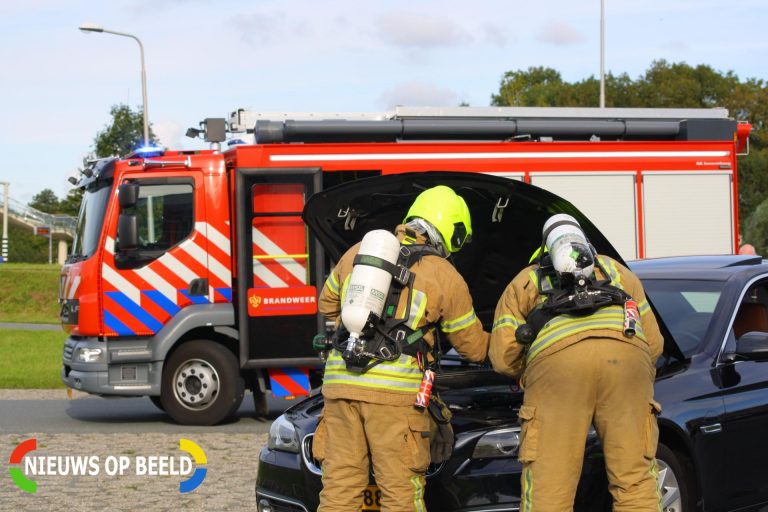 Brandweer gealarmeerd voor gesmolten plastic onder motorkap Anjerweg Bleiswijk
