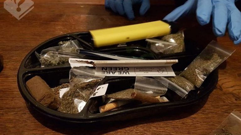 Man (50) aangehouden voor drugsdealen tijdens uitlaten hond, woning doorzocht Kolenwagenslag Den Haag