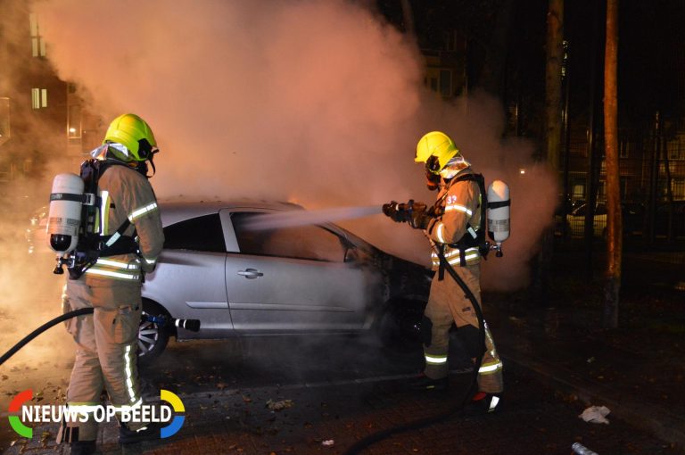 Auto verwoest door brand Schapendreef Rotterdam (video)