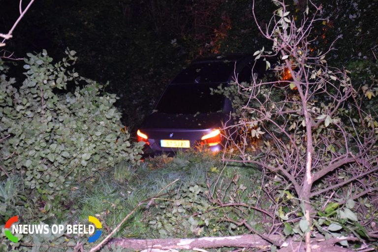Auto vliegt uit de bocht en belandt in greppel Hogelanddreef Bergschenhoek