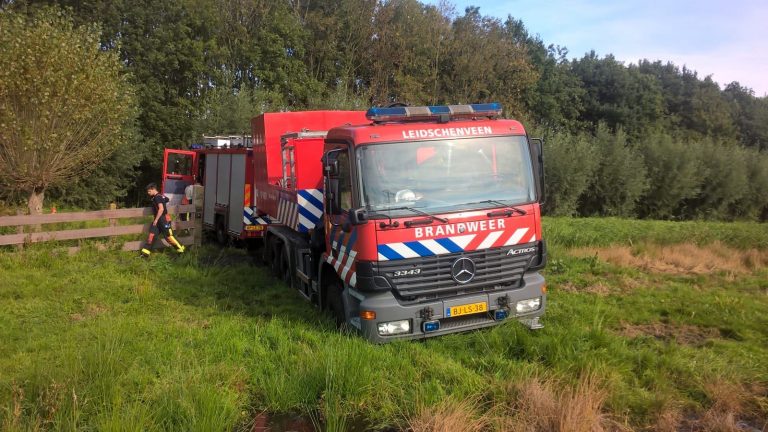 Brandweervoertuig vast in weiland na reddingsactie koe Weidezoompad Nieuwerkerk aan den IJssel