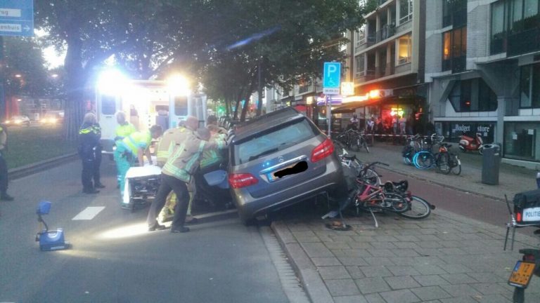 Automobilist wordt onwel en ramt geparkeerde fietsen Schiedamsedijk Rotterdam