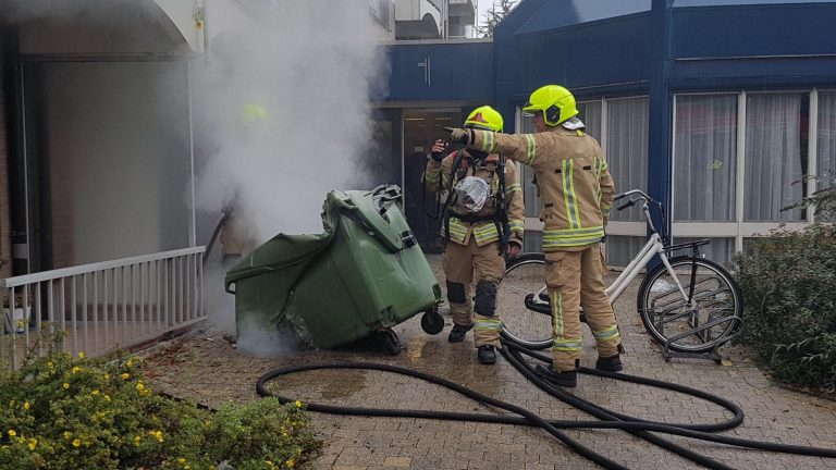Veel rook na brand in containerruimte Aar Rotterdam
