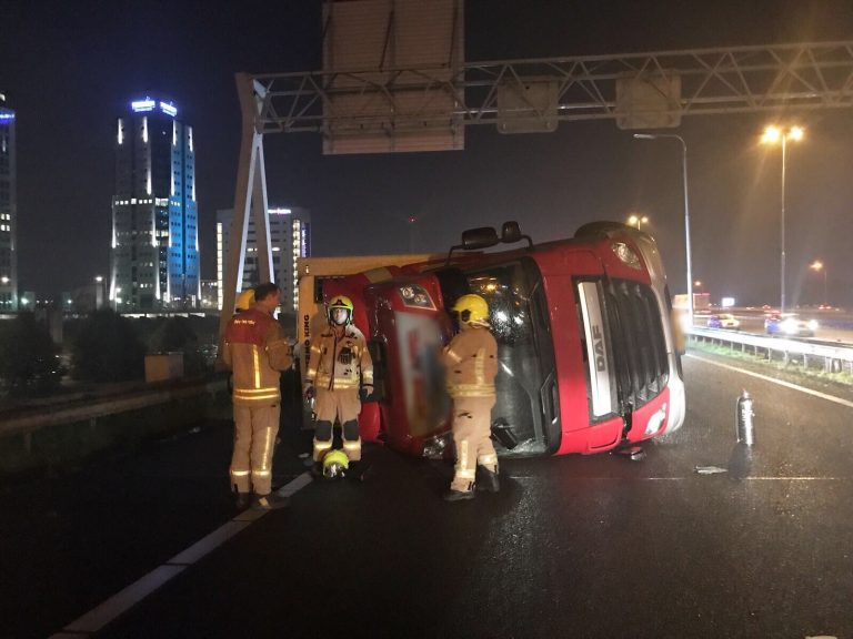 Snelweg A16 deels dicht na gekantelde vrachtwagen Rotterdam-Kralingen