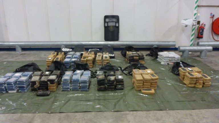 43 jarige corrupte havenmedewerker uit Rozenburg en 363 kilo coke gepakt door arrestatieteam politie Rotterdam