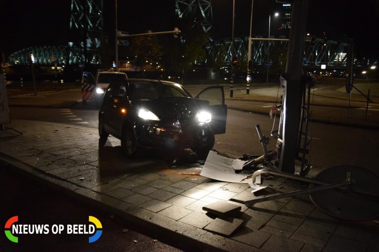Automobilist ramt lichtmast met reclamezuil Brugweg Rotterdam