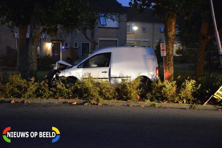 Eenzijdig ongeval tegen boom bestuufder aangehouden Nachtegaallaan Bleiswijk