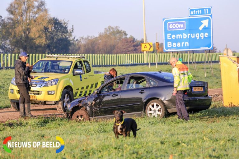 Voorbijgangers zien auto te water Rijjksweg A1 Baarn