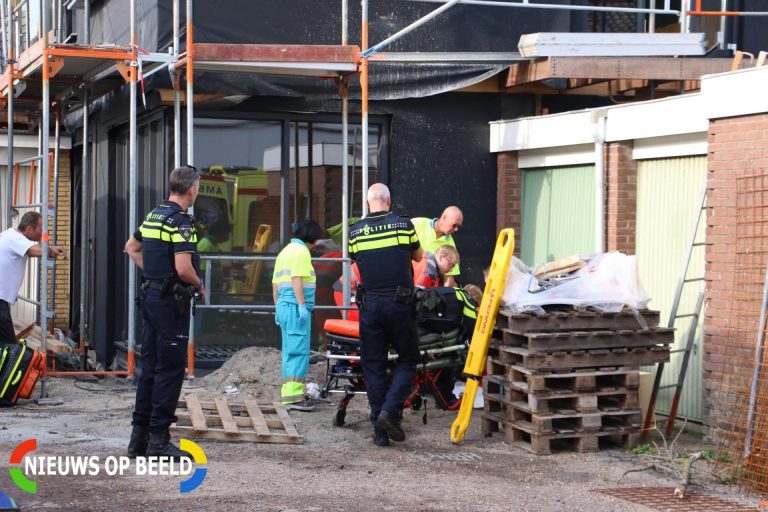 Bouwvakker valt van steiger Trompstraat Noordwijk