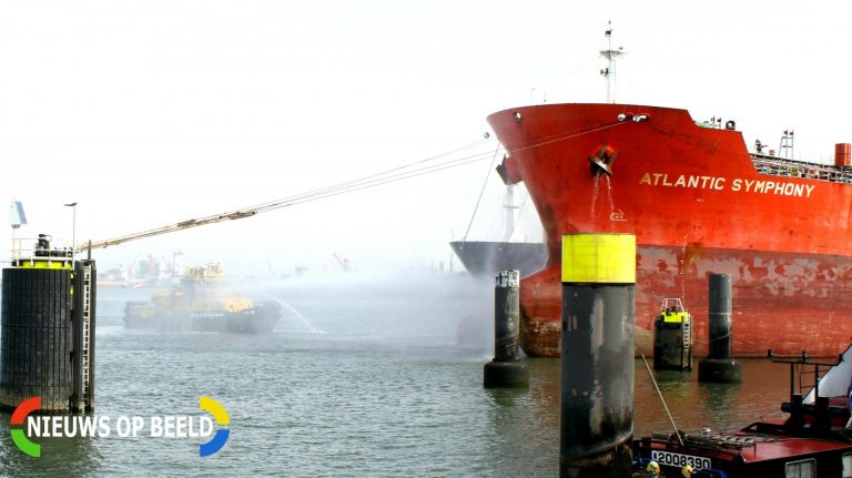Grote brand aan boord van vrachtschip Vondelingenplaat Rotterdam