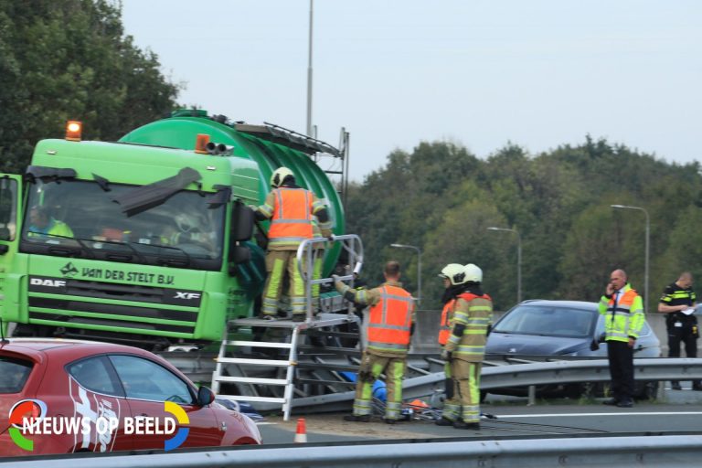 Vrachtwagen belandt in vangrail Rijksweg A28 Amersfoort