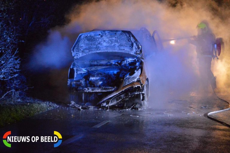 Auto verwoest door brand Leeuwenhoekweg Bergschenhoek