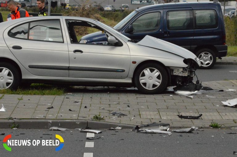 Veel schade bij aanrijding tussen vrachtwagen en auto Gilze-Rijenstraat Rotterdam