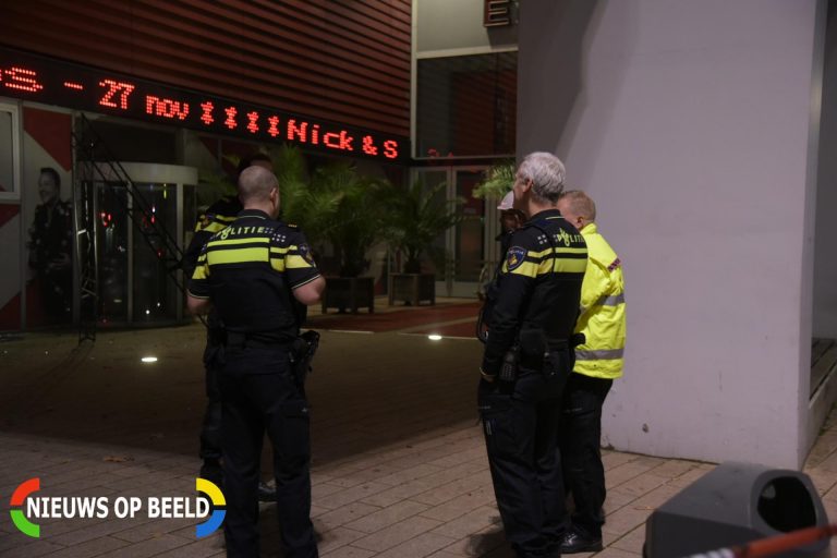 Automobilist rijdt Nieuwe Luxor Theater binnen Posthumalaan Rotterdam