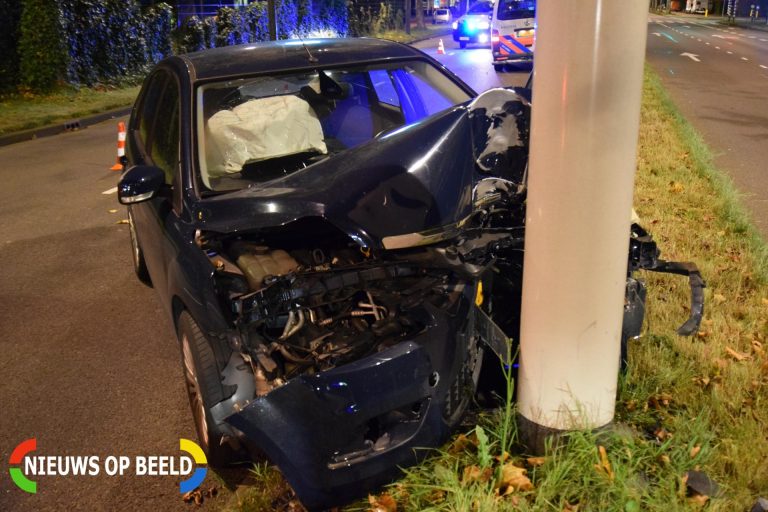 Vrouw knalt op paal in middenberm Hoofdweg Rotterdam