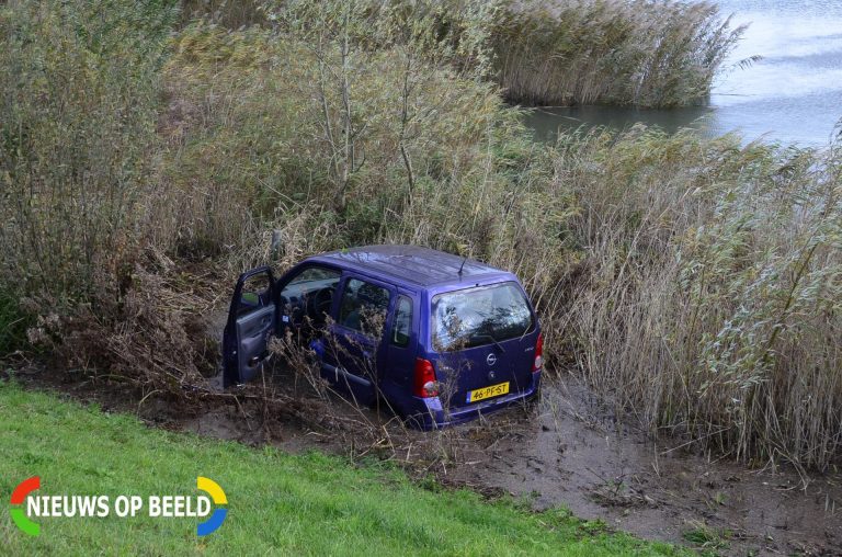 Lichtgewonde na auto te water Schuwacht Lekkerkerk