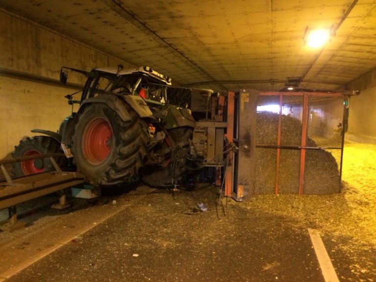 Kiltunnel richting Dordrecht afgesloten na gekantelde tractor