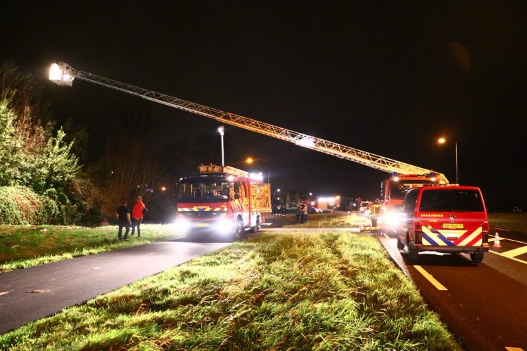 Felle brand in slooppand Noord Ringdijk Moordrecht