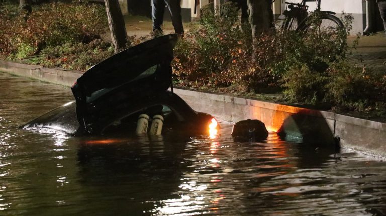 Inzittenden vluchten na auto te water Karnemelksloot Gouda
