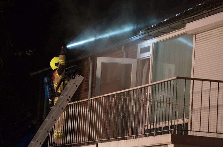 Brandweer redt vrouw van balkon bij woningbrand Muilwijckstraat Papendrecht