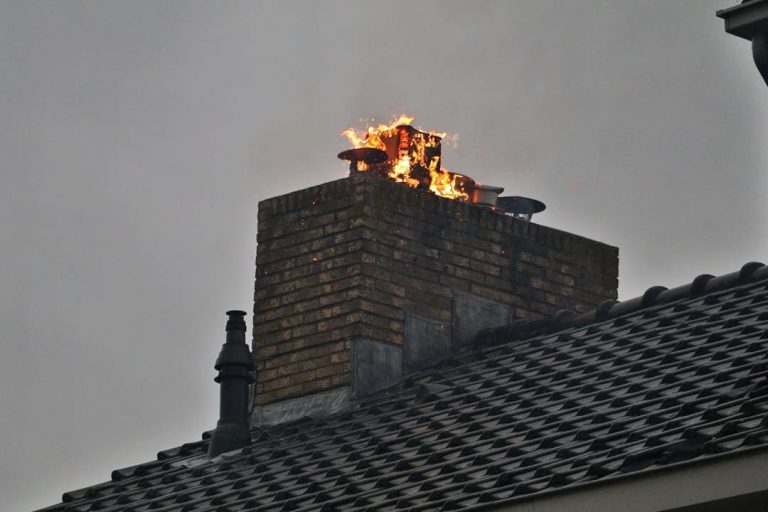 Brandweer blust felle schoorsteenbrand Kennedysingel Reeuwijk