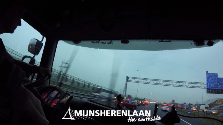 Kijkt u mee? Video van de Brandweer Mijnsherenlaan naar een ongeval op de A15 in Rotterdam (video)