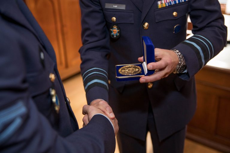 Luchtmacht korporaal geëerd voor voorkomen ontvoering Gorinchem