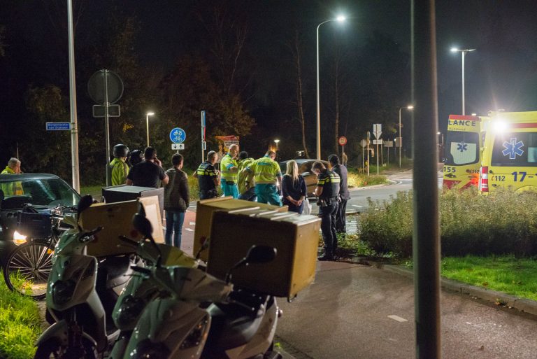 Pizzakoerier gewond aan knie na aanrijding met taxi Burgemeester van Dijklaan Capelle aan den IJssel