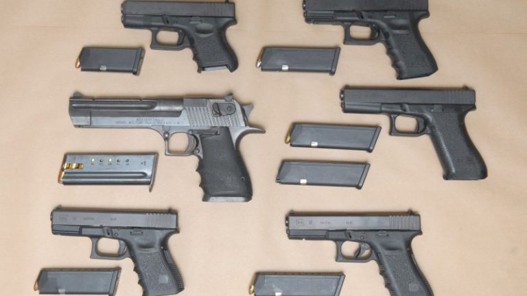 Ruim 630.000 euro, 42 kilo cocaïne en zes vuurwapens van straat na invallen op Rotterdam Zuid