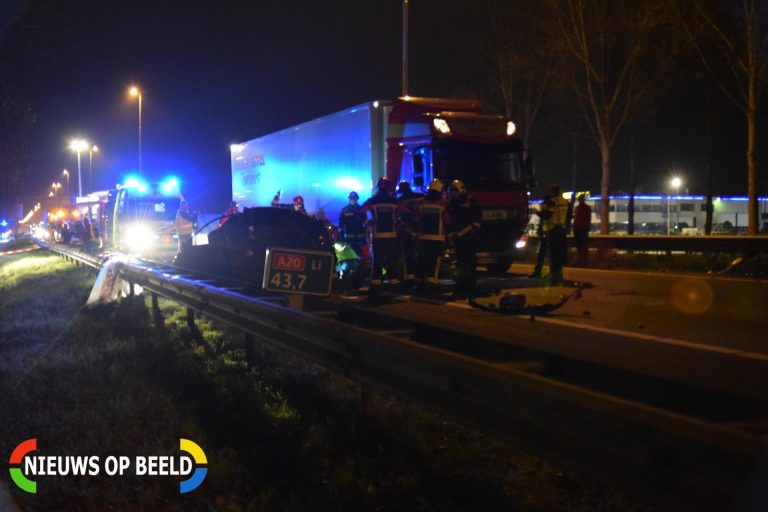 Dode en gewonde na aanrijding tussen twee auto’s en een vrachtwagen A20 Nieuwerkerk aan den IJssel