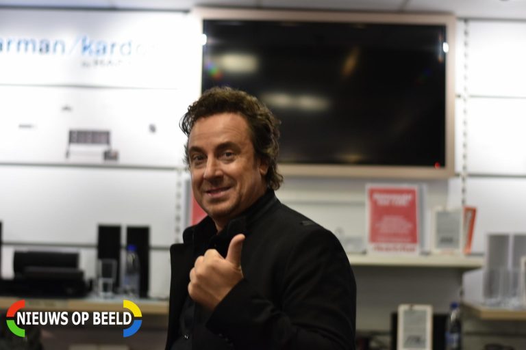 Flinke drukte bij MediaMarkt door signeersessie Marco Borsato Kompasstraat Rotterdam