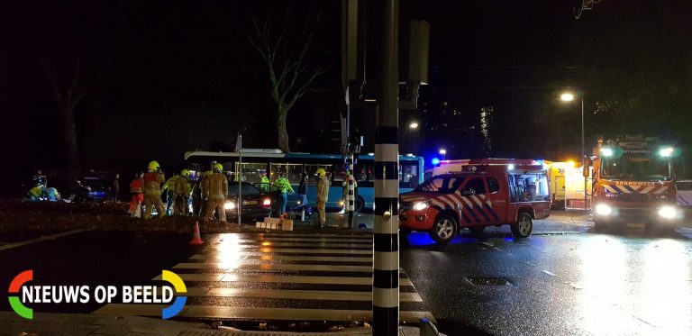 Meerdere gewonden bij een aanrijding tussen meerdere voertuigen Spinozaweg Rotterdam (video)