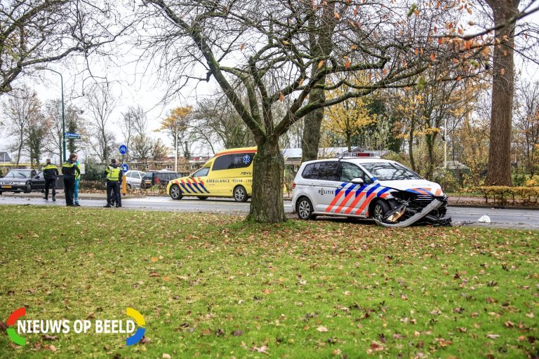 Politieauto in botsing met personenauto De Geerenweg Baarn