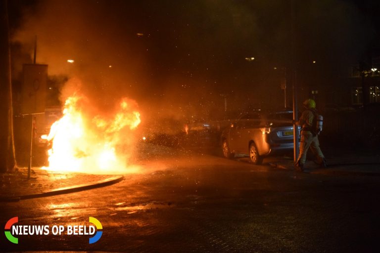 Auto verwoest door brand Overijselsestraat Rotterdam (video)