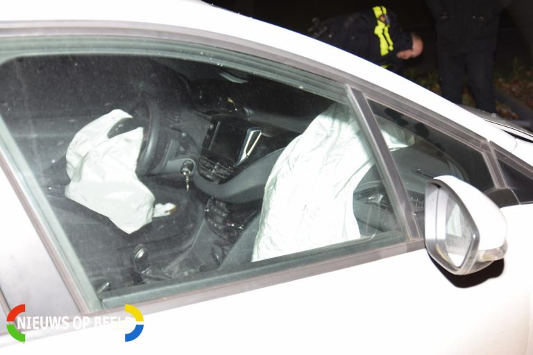 Auto rijdt tegen paal Groene Kruisweg Rotterdam
