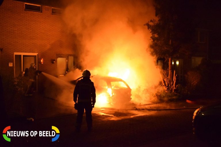 Auto brand volledig uit door kortsluiting Vreelust Gouda